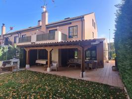 CHALET PAREADO CALLE SOLANA, URB PINAR DE SIMANCAS photo 0