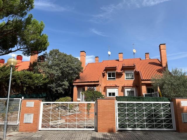 CHALET PAREADO CALLE FUENTE LUCIA photo 0