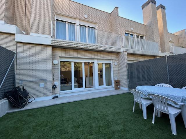 CHALET ADOSADO CALLE ESPIGÜETE photo 0