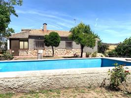 ¡Fantástica Casa a escasa distancia de Yebra en una planta con garaje, jardines y piscina propia ! photo 0