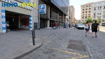Plaza de parking para coche pequeño en el centro. photo 0
