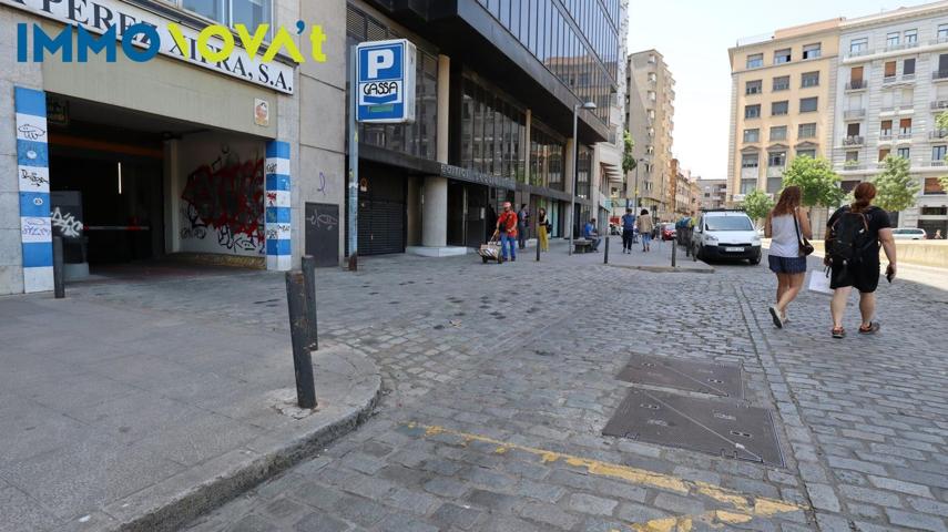 Plaza de parking para coche pequeño en el centro. photo 0