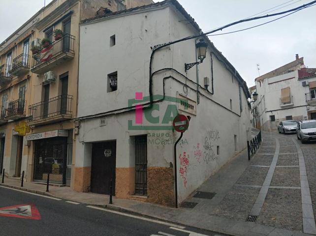 CASA PARA REFORMAR DE ESQUINA EN EL CENTRO DE LA CIUDAD CON MUCHAS POSIBILIDADES photo 0