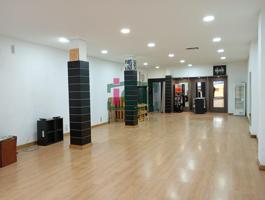 LOCAL AMPLIO CON ESCAPARATE A PIE DE CALLE EN CANOVAS photo 0