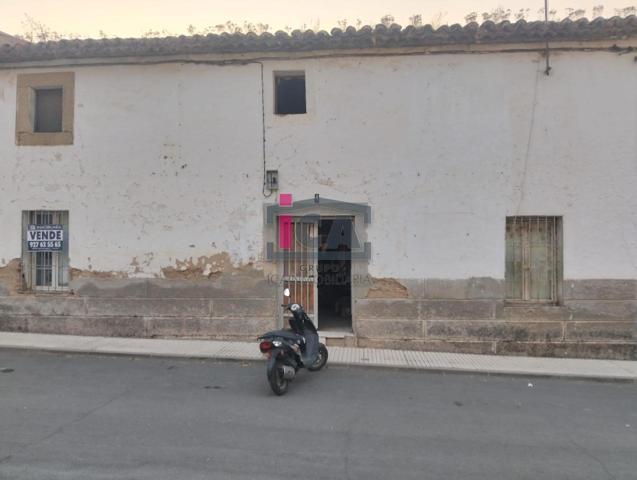 CASA TOTALMENTE PARA REFORMAR CON ORIENTACION A DOS CALLES EN ARROYO DE LA LUZ photo 0