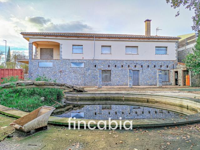 Casa aislada con jardín y piscina en venta en Santa Coloma de Farners. photo 0