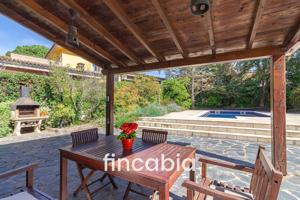 Casa aislada con piscina i jardín en venta en Santa Coloma de Farners. photo 0