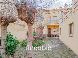 Casa con jardín en venta en el centro de Riudarenes. photo 0