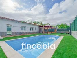 Casa aislada con piscina y jardín en venta en Santa Coloma de Farners. photo 0