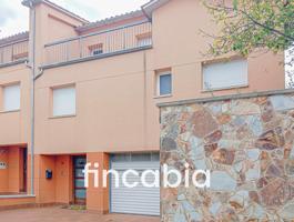 Casa adosada para reformar en venta en el centro de Sant Hilari Sacalm. photo 0