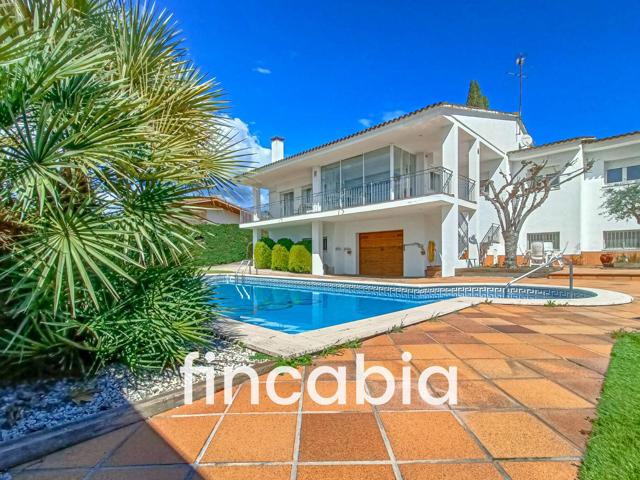 Espectacular casa aislada en venta en Santa Coloma de Farners. photo 0