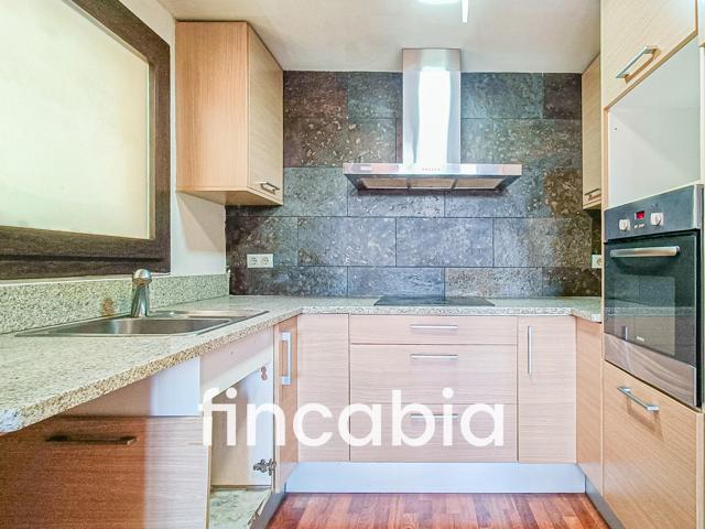 Piso en venta en Santa Coloma de Farners: Espacio, luz y comodidad a un paso del centro. photo 0