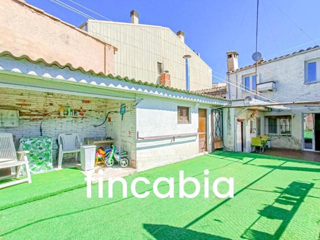 Casa de pueblo con jardín en venta en el centro de Santa Coloma de Farners. photo 0