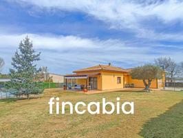 Casa aislada con jardín i piscina privada en venta a Can Tarré – Vilobí d’Onyar. photo 0