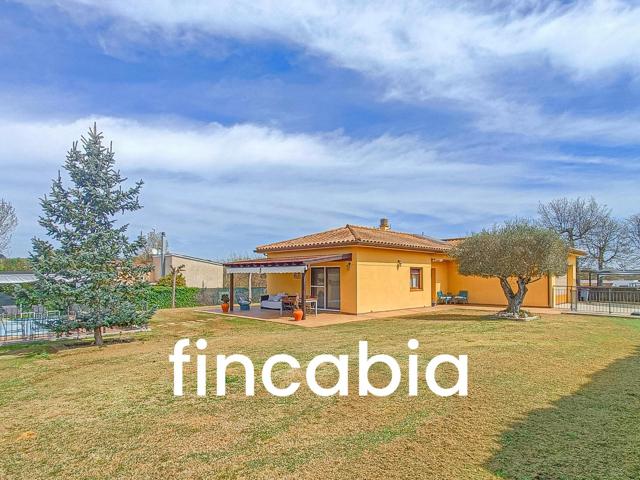 Casa aislada con jardín i piscina privada en venta a Can Tarré – Vilobí d’Onyar. photo 0