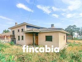 Casa independiente con jardín y piscina en venta en Caldes de Malavella – Zona Llac dels Cignes. photo 0