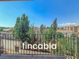 Piso con parquin en venta en el centro de Sils: comodidad, espacio y calidad de vida photo 0