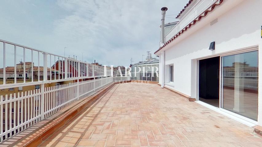 Ático elegante con vistas panorámicas y amplia terraza photo 0