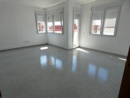 Piso muy amplio de 3 dormitorios, 2 baños. photo 0