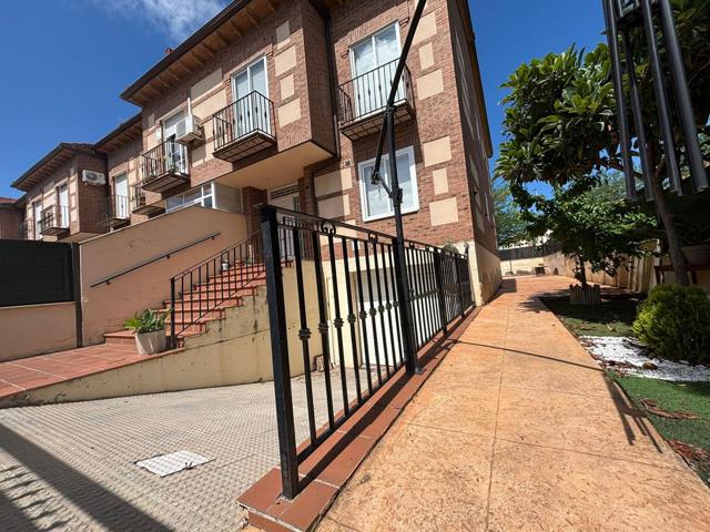 CHALET ADOSADO DE ESQUINA EN PLENO CENTRO - ZONA AYUNTAMIENTO photo 0