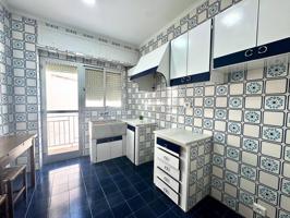 SE VENDE PISO EN LLIRIA . TRES HABITACIONES, SALON COMEDOR, BAÑO, COCINA. DISPONE DE ZONA PARA LAVADERO O ALMACÉN Y TERR photo 0