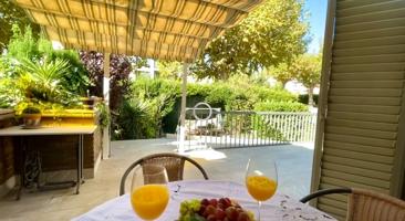 SE VENDE FANTASTICO ADOSADO ESQUINERO EN EL CENTRO DE REQUENA!! photo 0