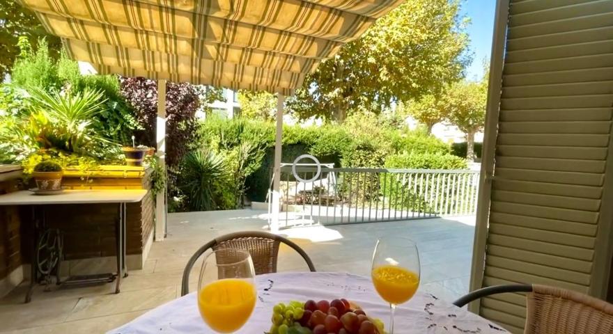 SE VENDE FANTASTICO ADOSADO ESQUINERO EN EL CENTRO DE REQUENA!! photo 0