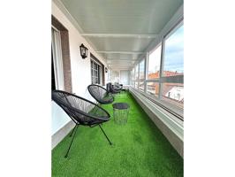 Edificio con cuatro viviendas, un bajo comercial, garajes y trasteros en Cambados photo 0