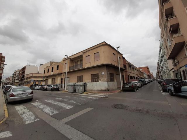 EDIFICIO ESQUINA DE DOS PLANTA PARA REFORMAR O SOLAR PARA CONSTRUIR photo 0