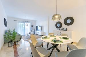 Exclusivo Apartamento de Lujo en Sotogrande: Modernidad y Confort a Estrenar photo 0