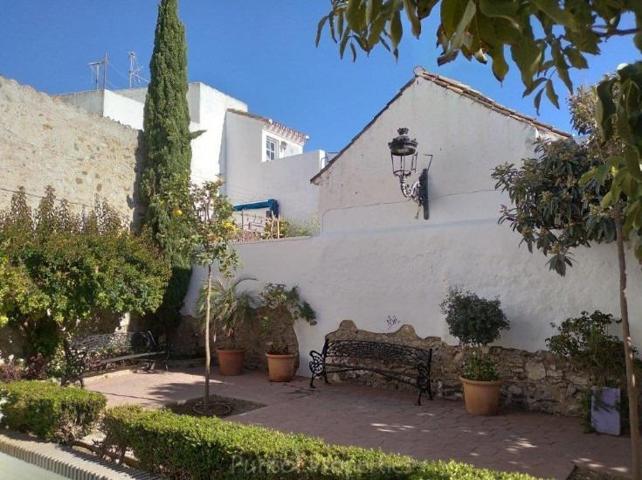 Encantadora Casa de Dos Plantas en el Corazón del Pueblo photo 0