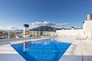 Apartamento a estrenar con terraza y piscina en Estepona, a 10 minutos de la playa photo 0