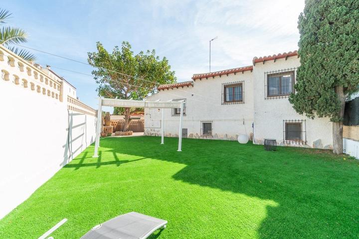 Chalet pareado en Punta Prima (Orihuela costa) photo 0