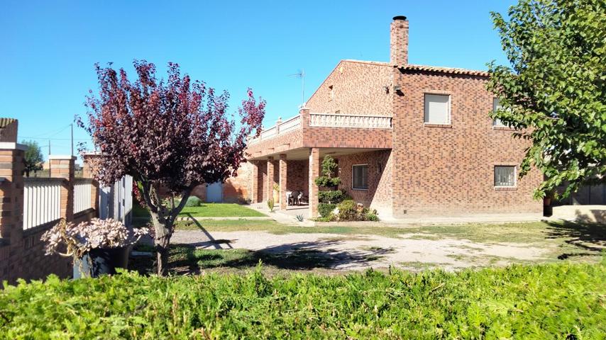 Bonito chalet con mucho espacio photo 0