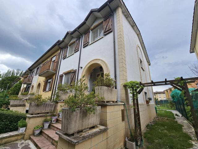 Unifamiliar con piscina comunitaria y terreno privado. photo 0