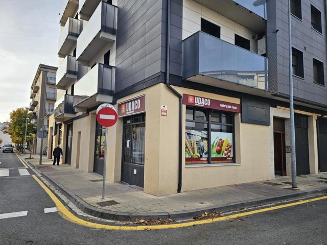 Se alquila luminoso local comercial photo 0