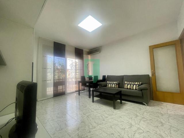 Piso reformado con ascensor de 4 habitaciones y dos baños!! photo 0