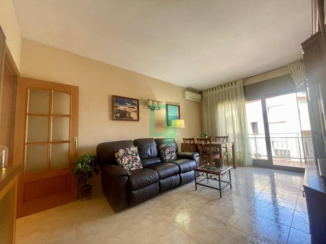 Piso reformado con ascensor de 4 habitaciones y dos baños!! photo 0