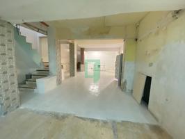 Amplio local esquinero en Badalona photo 0