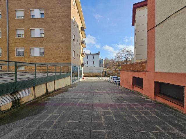 Garaje en venta con entreplanta y montacargas en pleno centro de Estella photo 0