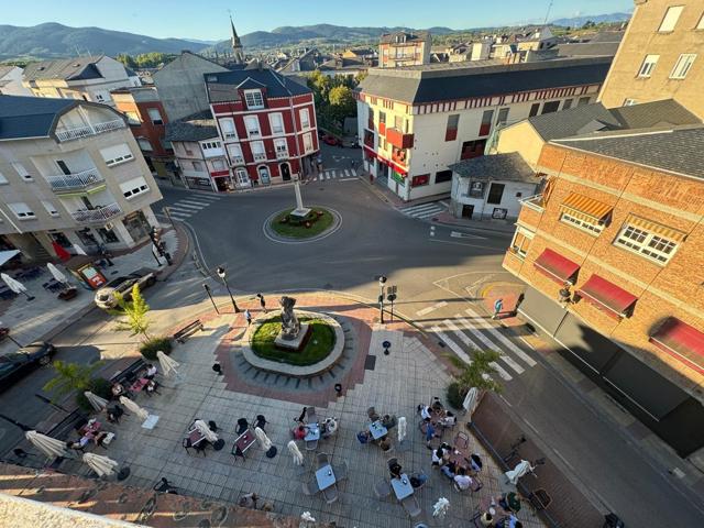 SE VENDE 2º PISO EN LA PLAZA VENDIMIADOR DE CACABELOS photo 0