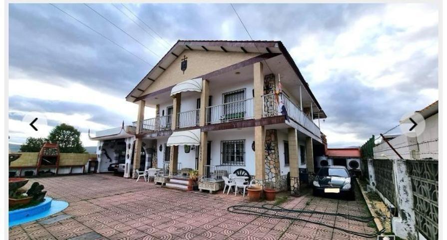 SE VENDE CHALET MUY AMPLIO EN PLENO CARRACEDELO photo 0