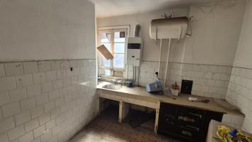 se vende piso en el centro para reformar photo 0