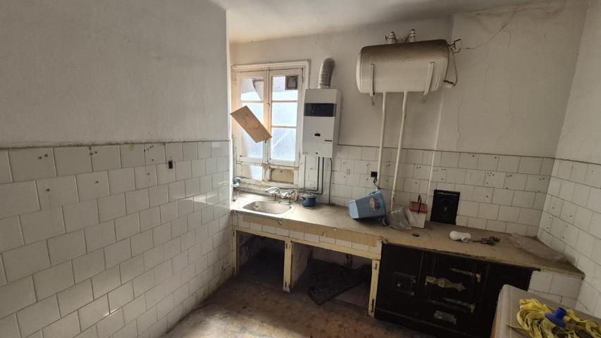 se vende piso en el centro para reformar photo 0
