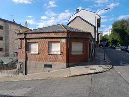 CASA INDEPENDIENTE CON PATIO EN AV. DEL CARIBE. PONFERRADA photo 0