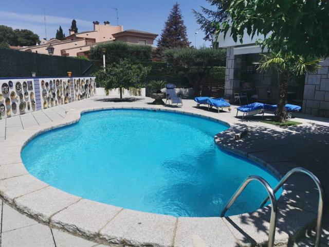 Casa singular en Figueres centro con piscina y jardín privado photo 0