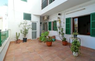 Amplio piso, céntrico, con terraza, 4 habitaciones y 2 baños photo 0