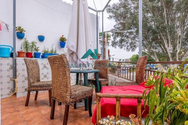 Casa y local en venta en CAMAS photo 0