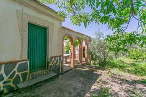 '¡Vive la vida en el campo! Terreno con casa de aperos y cultivos de olivos y frutales en ve photo 0