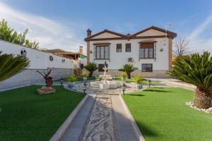 'Chalet Independiente con Jardines y Piscina: Un Paraíso Privado Esperándote photo 0